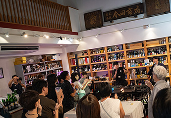 お酒の魅力をラベルグラフィックで表現