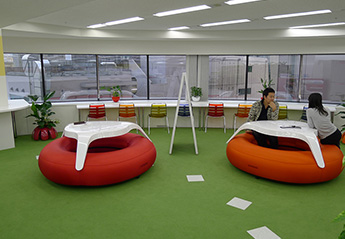 無機的オフィスにブランド浸透と人が集まる柔らか空間